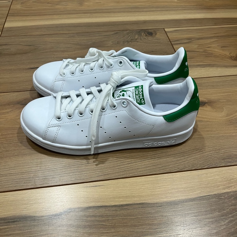 Stan smith adidas, green and white, women’s size 9